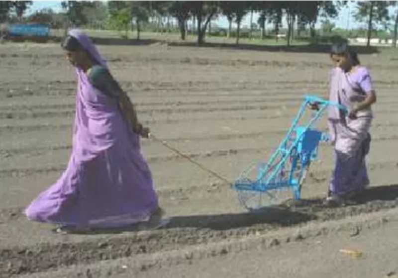 महिला किसानों के काम आएंगे नवीन डिबलर और पीएयू सीडड्रिल जैसे कृषि उपकरण,  कीमत सिर्फ 500 और 700 रुपए - Krishi Jagran Hindi