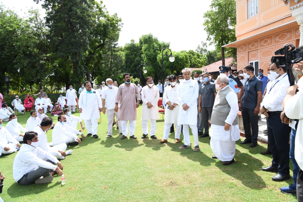 मुख्यमंत्री अशोक गहलोत समेत कैबिनेट सदस्य ने दिया धरना