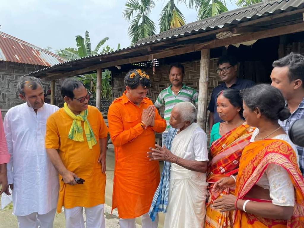Kailash Chaudhary reached the tea and paddy fields in Jalpaiguri