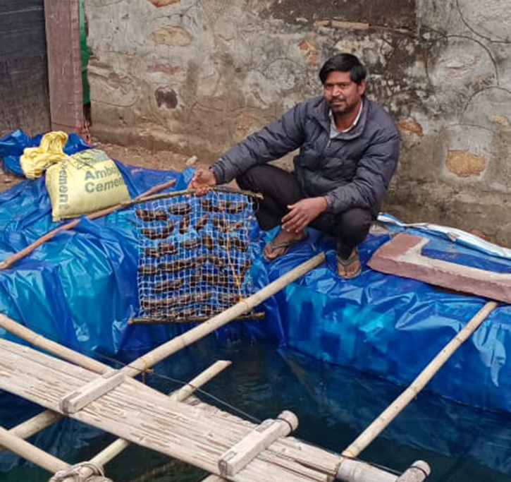 नौकरी छिनने के बाद मोती की खेती कर रजा मोहम्मद कमा रहे लाखों रुपये
