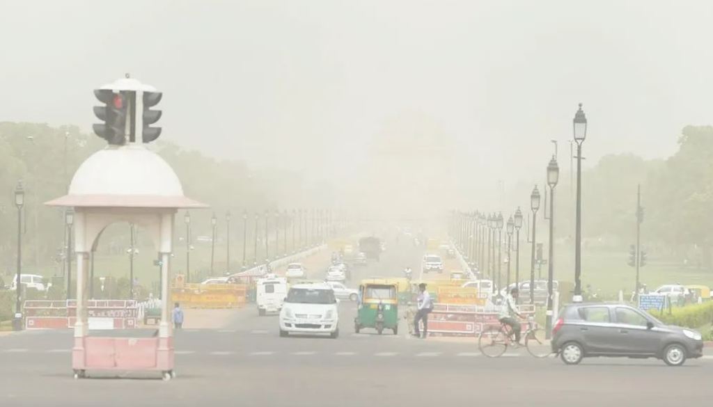 दिल्ली-NCR में प्रदूषण और बारिश का अटैक