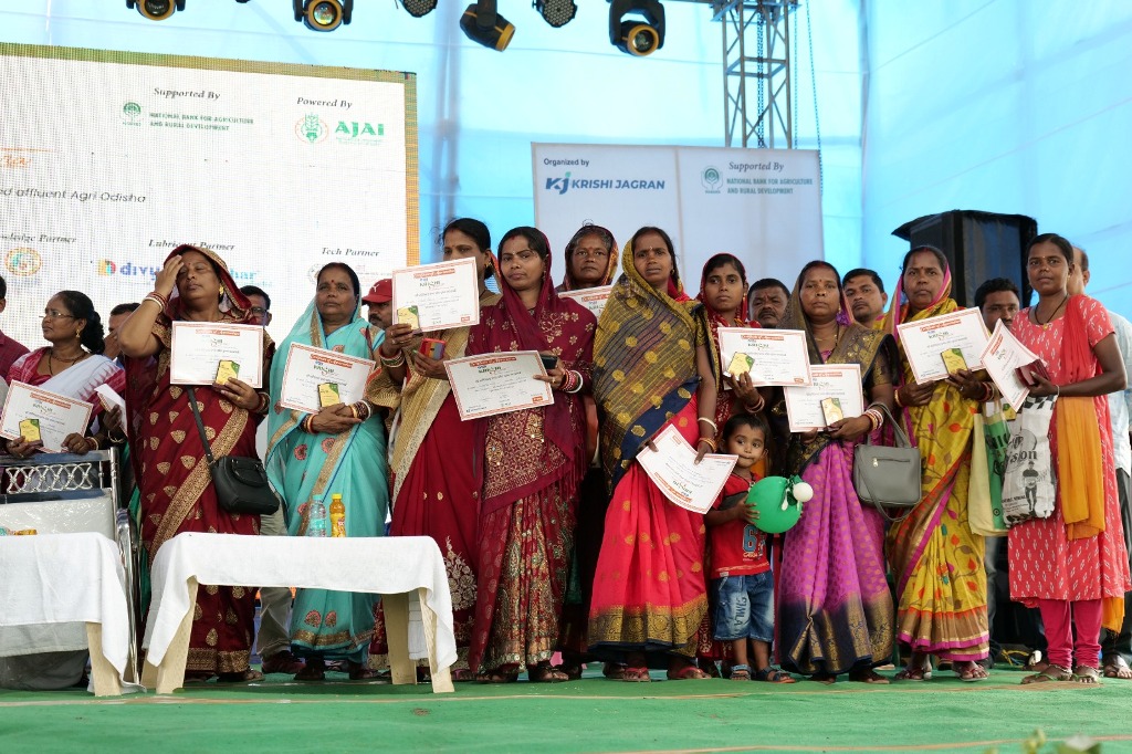 कृषि संयंत्र मेले का दूसरा दिन में किसान महिलाएं हुए पुरस्कार से सम्मानित